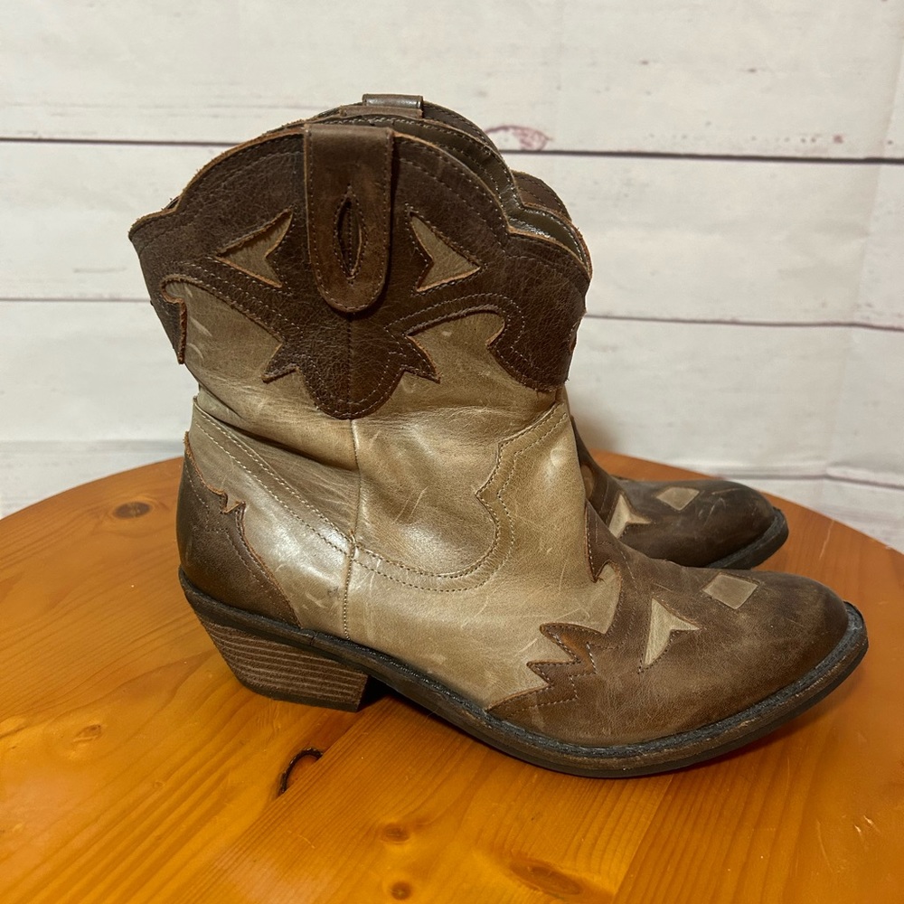 Reba Womens Size 7 Cowboy Boots tan leather minimum scuffing country western